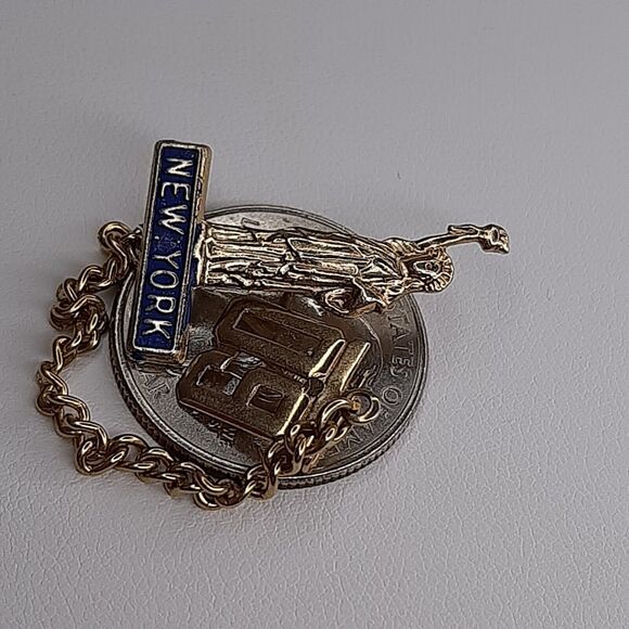 Vtg 14k plated Statue of Liberty 60 Pin Brooch New York Souvenir Blue 1960 Chain - Picture 7 of 7